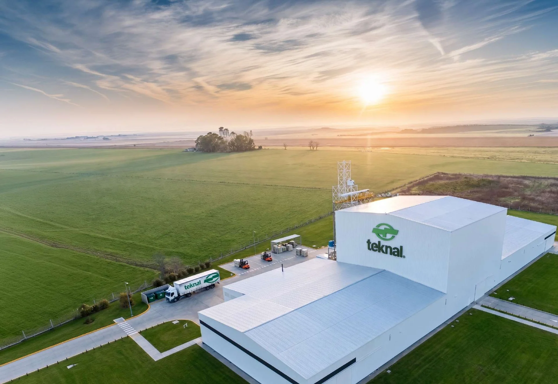 Vista aérea de una planta productiva de Teknal en un paisaje rural